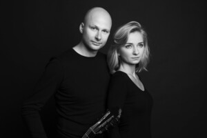 Na zdjęciu Kupiński Guitar Duo: z lewej Dariusz Kupiński, z prawej Ewa Jabłczyńska.