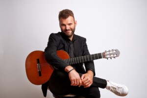 Na zdjęciu Łukasz Kuropaczewski, gitarzysta.