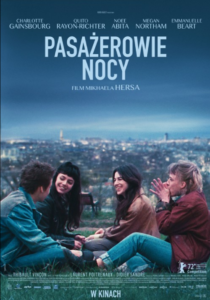 Na plakacie widzimy czwórkę młodych ludzi siedzących na trawie i śmiejących się. W tle widać krajobraz miasta.