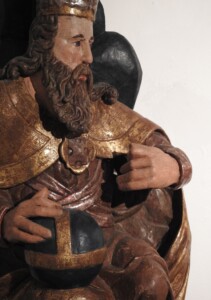 Element wystawy Pomorskie Funeralia. Na zdjęciu rzeźba popiersia mężczyzny z długą, brązową brodą.