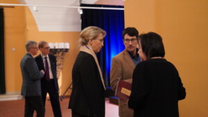 Goście biorący udział w konferencji. Na zdjęciu m.in. Dyrektor Zamku Barbara Igielska oraz prof. Agnieszka Szudarek z Instytutu Historycznego US.