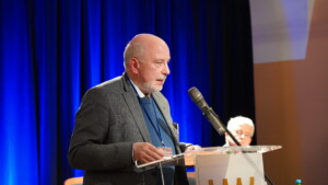 Prof. Dr. Klaus Neitmann przemawia podczas konferencji.