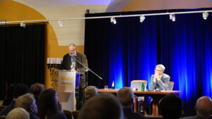Dr. Andreas Röpcke, przemawia do uczestników konferencji.