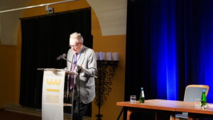 Prof. Edward Rymar przemawia do uczestników konferencji.
