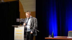 Dr. Ralf-Gunnar Werlich przemawia do uczestników konferencji.