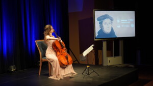 Koncert muzyki dawnej - na zdjęciu wiolonczelistka Angelina Litwinienko.