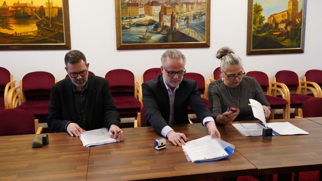 Na zdjęciu od lewej: Marek Kałek Członek Zarządu Elektro-BUD Sp. z o.o., Robert Woźniak Prezes Zarządu Elektro-BUD Sp. z o.o. oraz Wioleta Słoka, p.o. Dyrektora Zamku Książąt Pomorskich w Szczecinie.